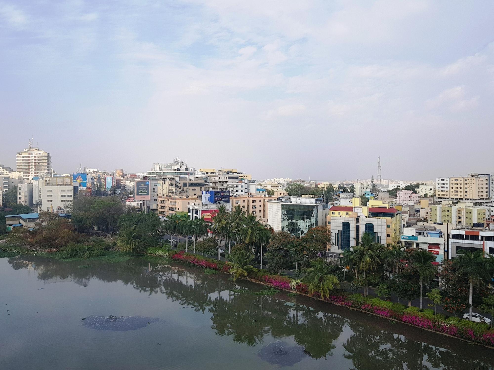 ทัชบันจารา Hotel ไฮเดอราบัด ภายนอก รูปภาพ View of the city from the lake