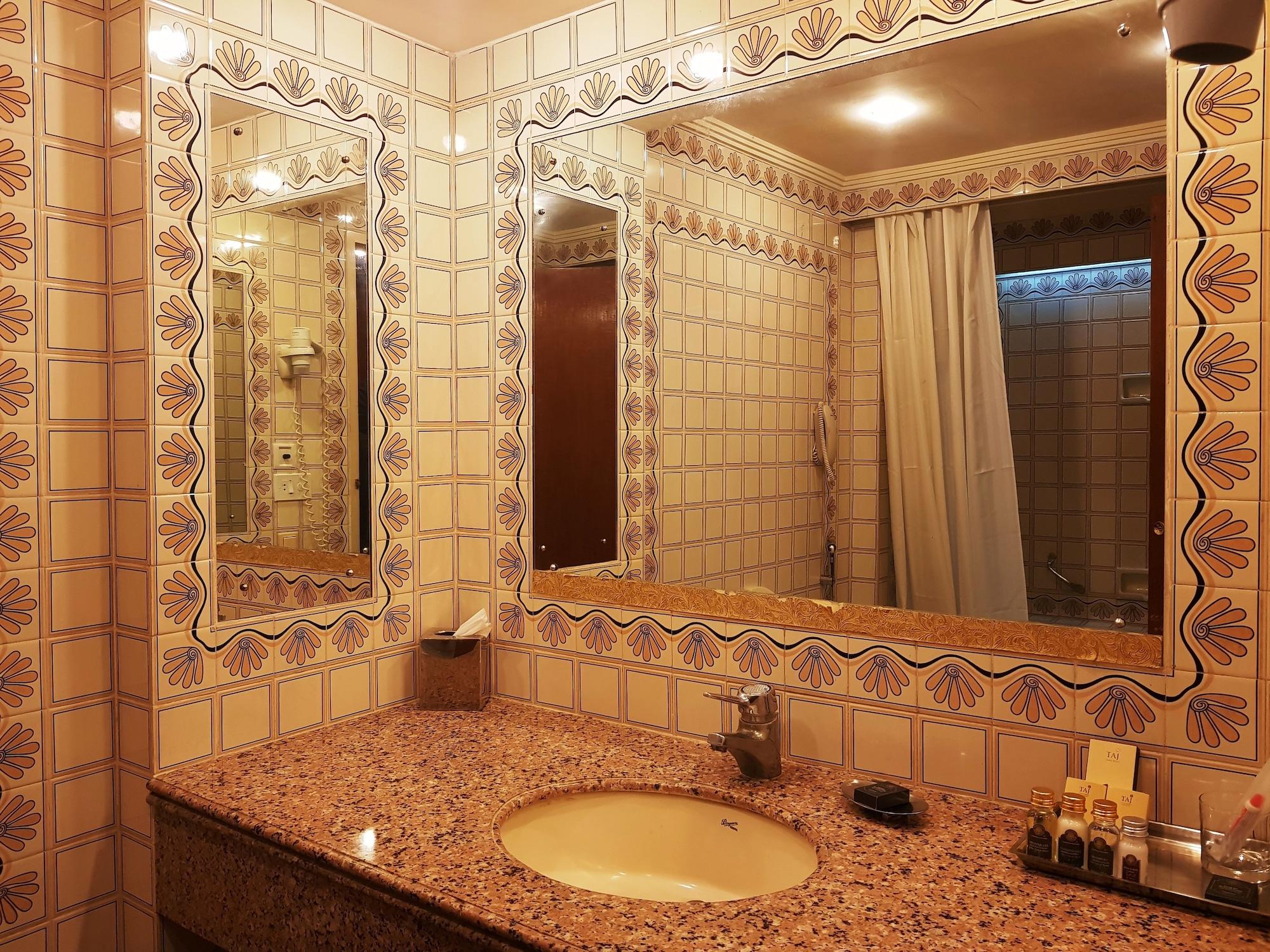 ทัชบันจารา Hotel ไฮเดอราบัด ภายนอก รูปภาพ Bathroom mirrors