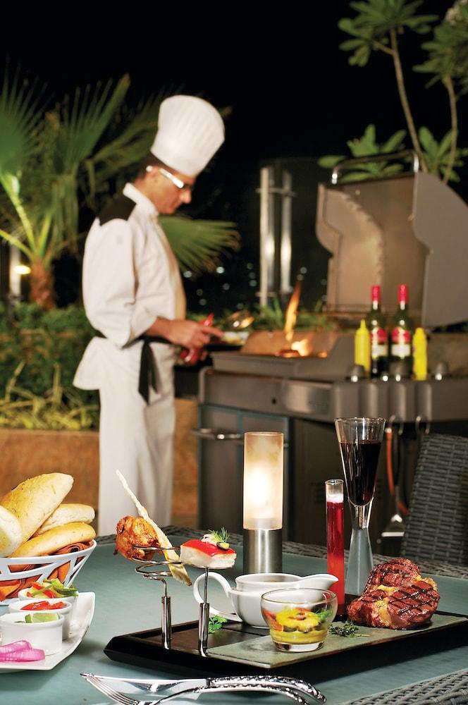 ทัชบันจารา Hotel ไฮเดอราบัด ภายนอก รูปภาพ A chef at work