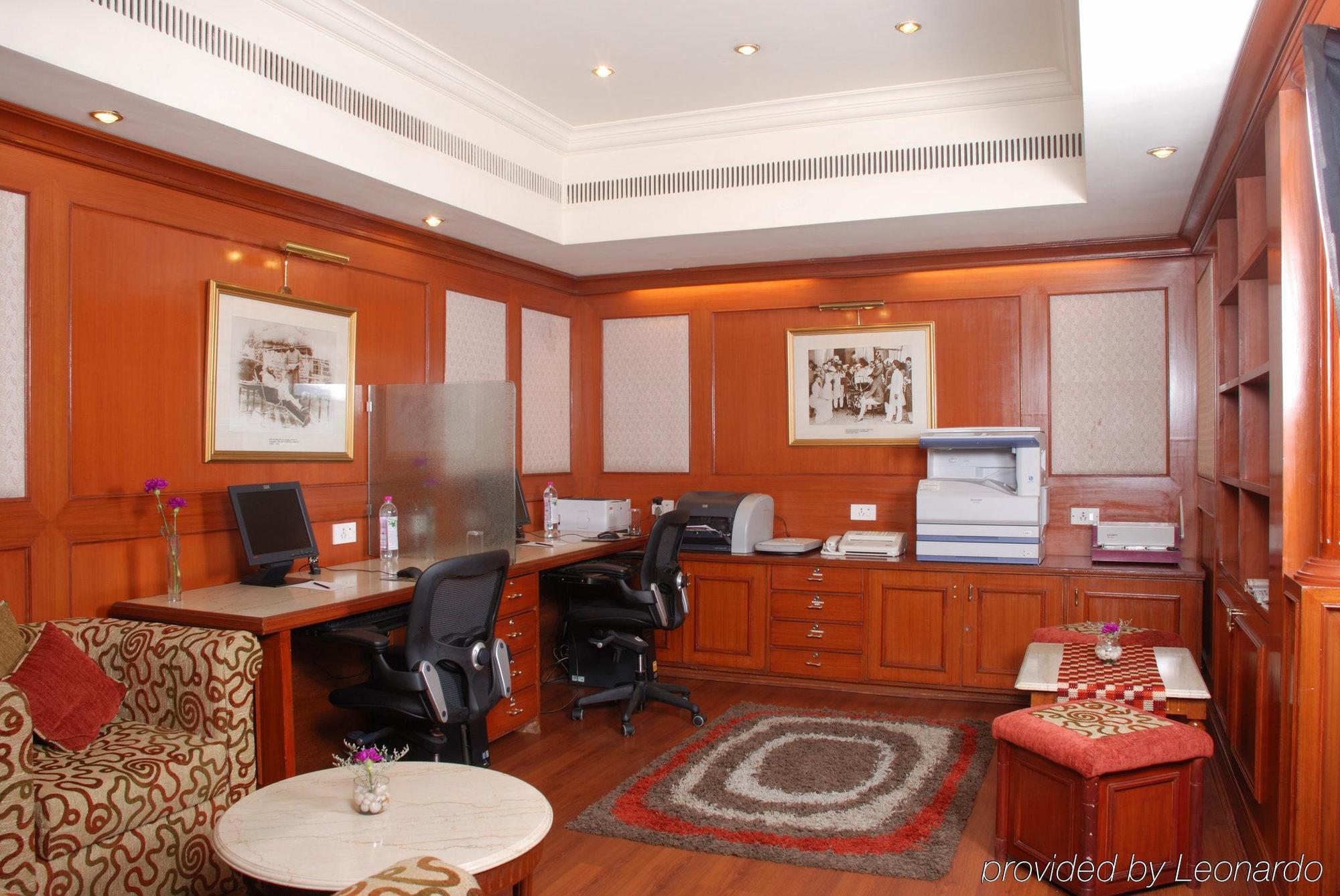 ทัชบันจารา Hotel ไฮเดอราบัด สิ่งอำนวยความสะดวก รูปภาพ A typical hotel business center
