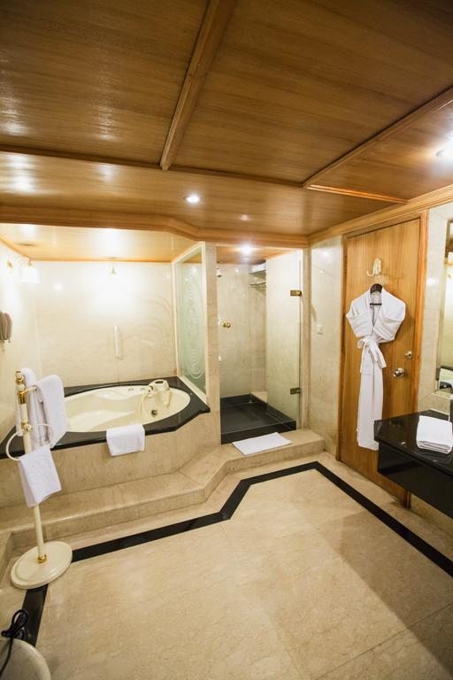 ทัชบันจารา Hotel ไฮเดอราบัด ภายนอก รูปภาพ A bathroom with a shower and a bathtub