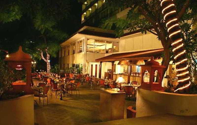 ทัชบันจารา Hotel ไฮเดอราบัด ภายนอก รูปภาพ The outdoor patio at the restaurant