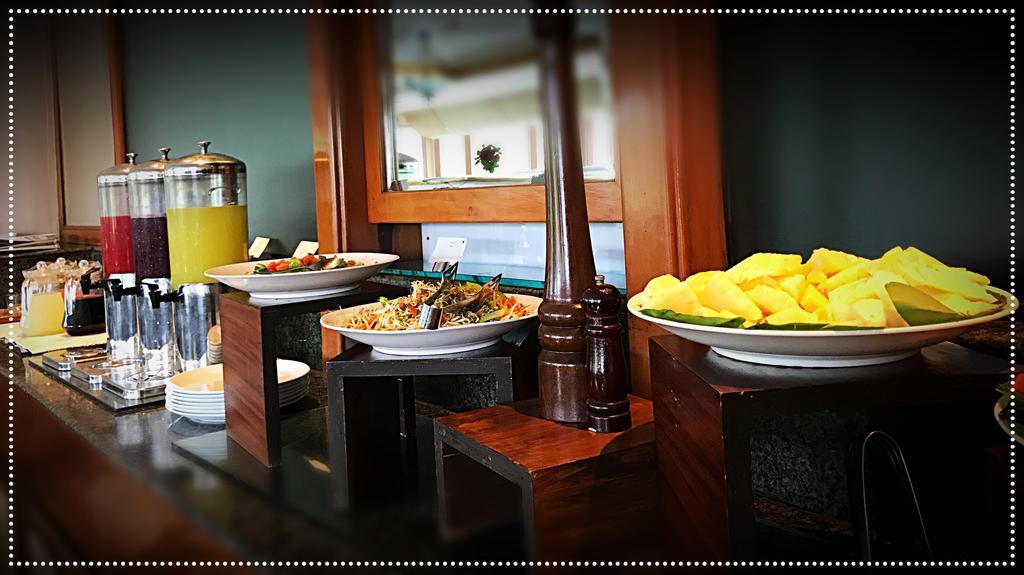 ทัชบันจารา Hotel ไฮเดอราบัด ภายนอก รูปภาพ A buffet at a hotel