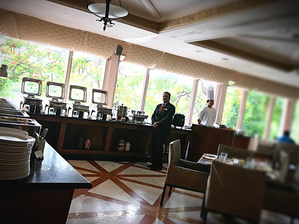 ทัชบันจารา Hotel ไฮเดอราบัด ภายนอก รูปภาพ The restaurant at the hotel